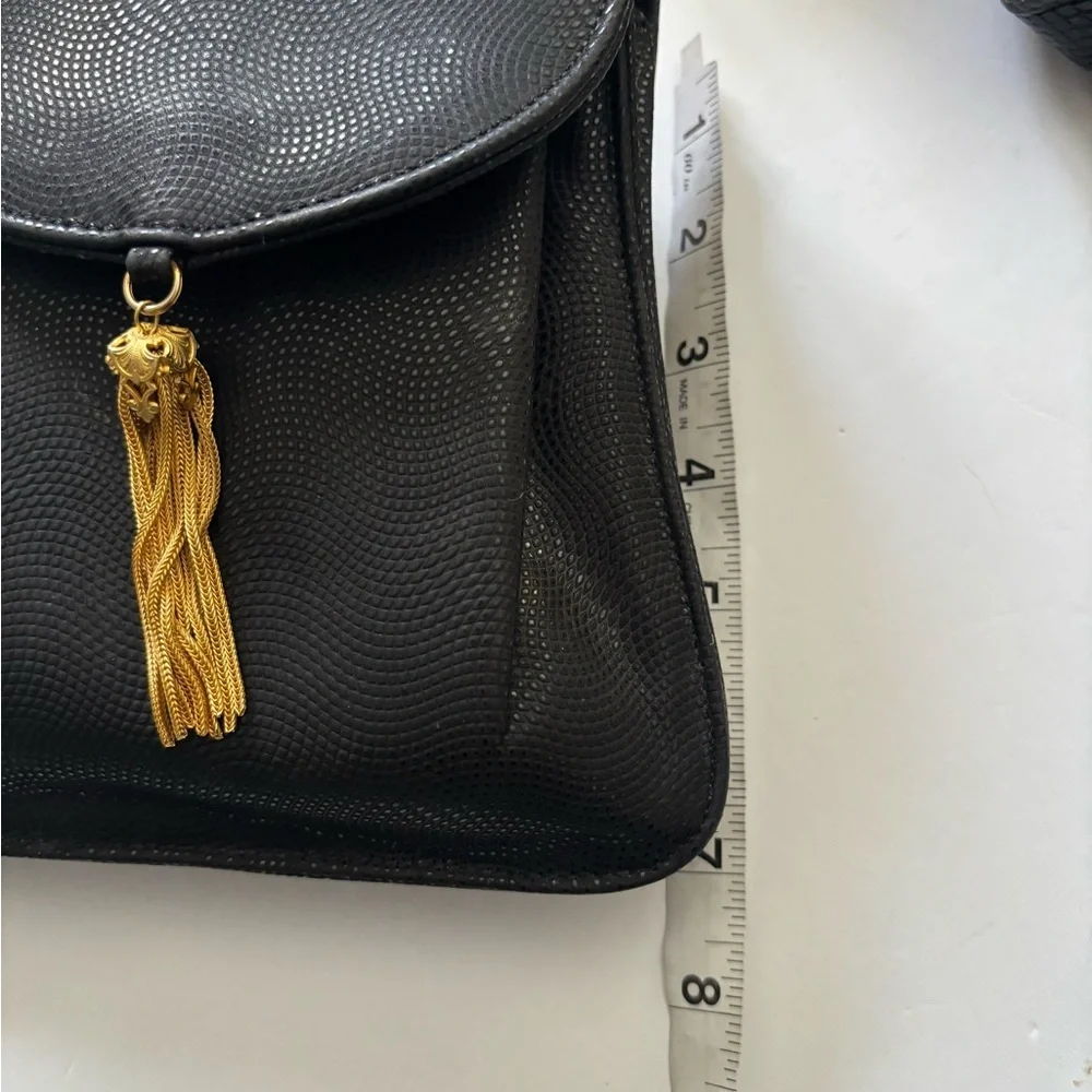 SONDRO ROBERTS BLACK TEXTURED SHOULDER BAG WITH THICK GOLD TONED CHAIN